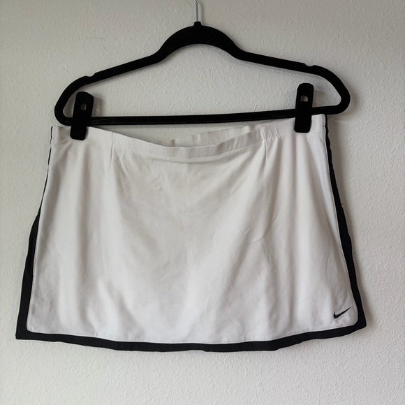 Womens Nike White & Black Athletic Skort – Size M - Picture 1 of 6